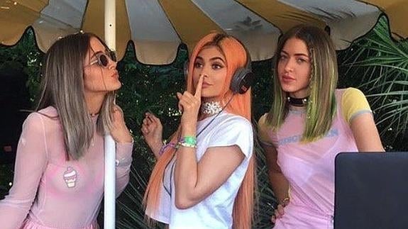 Kylie Jenner con dos amigas en Coachella.