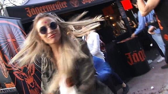 Una chica baila frente al 'stand' de Jägermeister en el recinto del festival.