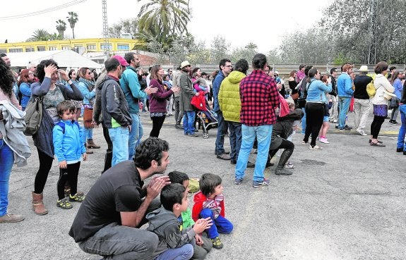 Familias con niños disfrutan, ayer, del concierto de Bosco. Arriba, unos jóvenes juegan al billar. 