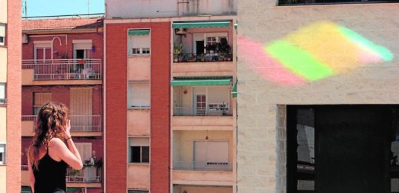 Reflejado en el edificio, el Proyecto Iris de Nico Munuera. 