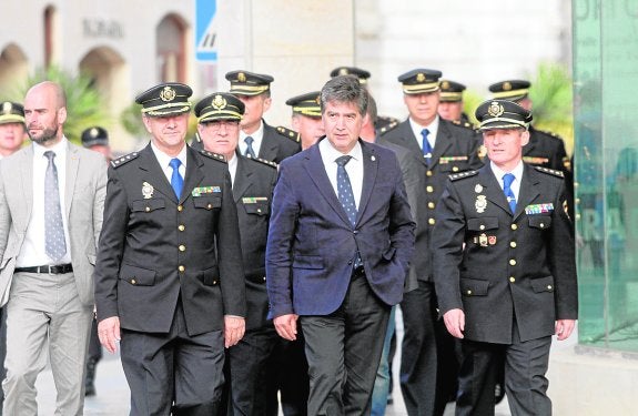 Cosidó, a su llegada a la UPCT, rodeado de jefes policiales.