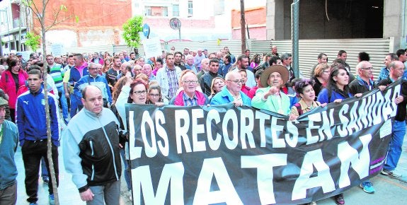 La cabeza de la manifestación, que recorrió ayer las principales calles de la ciudad, a su paso por Musso Valiente.