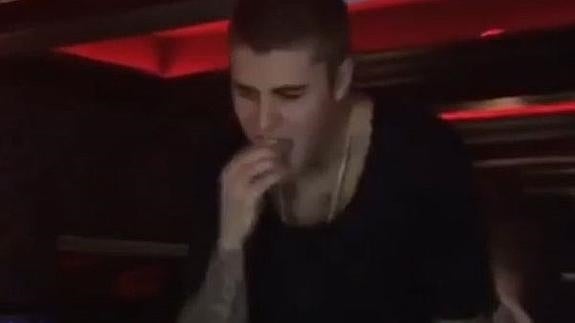 Justin Bieber con un limón, después el tequila.