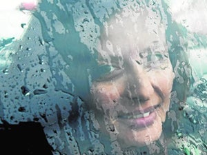 La escritora Diana Al Azem, tras el cristal en un día de lluvia. 