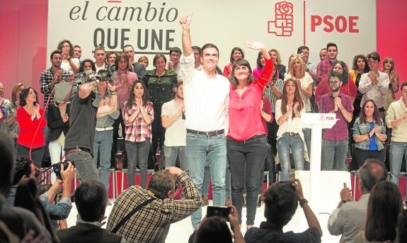 Pedro Sánchez y María González, en un acto electoral en Cieza en noviembre de 2015.