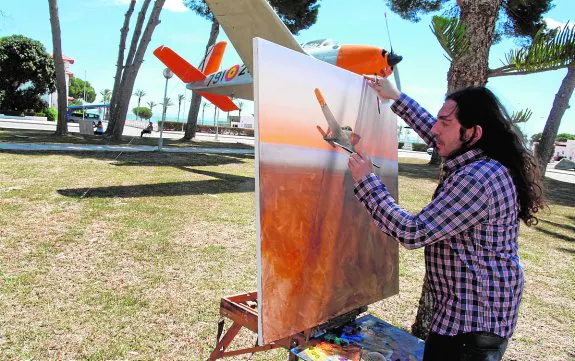 Carlos Montero pinta la 'Mentor' que preside la pinada de la Academia General del Aire. 
