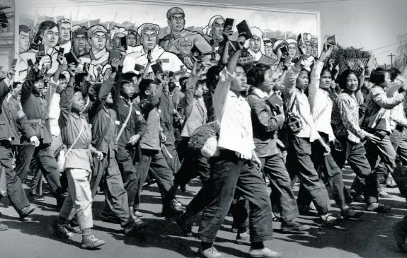 Escolares desfilan con paso marcial, en junio de 1966, exhibiendo ejemplares del Libro Rojo, que recoge citas y discursos de Mao, y que fue la base de la Revolución Cultural china. 