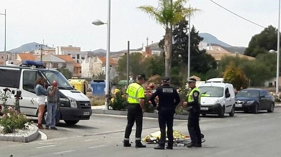 El cadáver del ciclista fallecido en Puerto Lumbreras junto a su bicicleta, que quedó destrozada. 