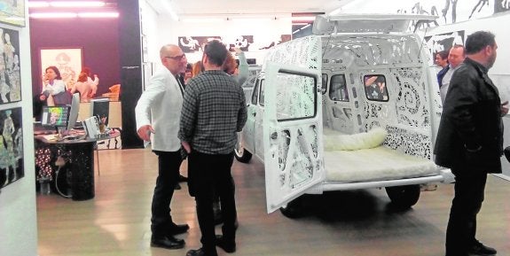 Miguel Canseco, a la izquierda, durante la inauguración de su exposición 'El niño es el padre del hombre' en la galería murciana La Aurora; a la derecha, el pintor Ángel Haro.