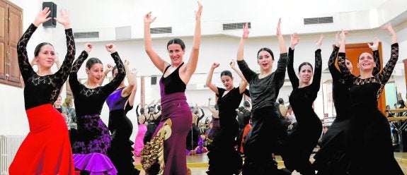 Alumnas del Conservatorio de Danza de Murcia, este martes, durante una clase. 
