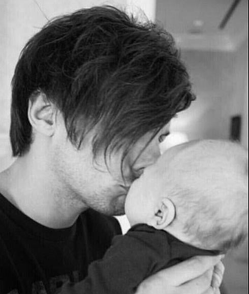 Louis Tomlinson con su hijo Freddie