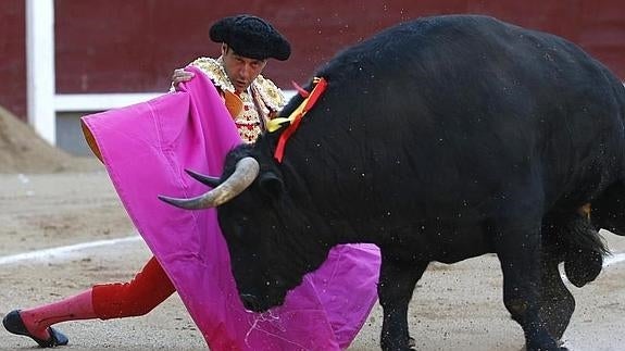 El diestro valenciano Enrique Ponce durante la faena a su segundo toro.