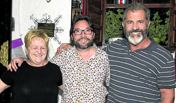 Mel Gibson posa junto a dos fans en un tablao granadino. 