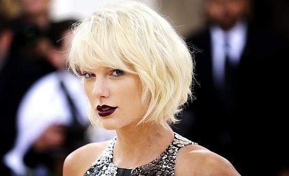 La cantante Taylor Swift en la alfombra roja de la Gala MET en 2016. 