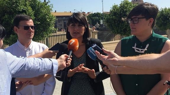 González Veracruz atiende a los medios flanqueada por Ivars y Presen López.