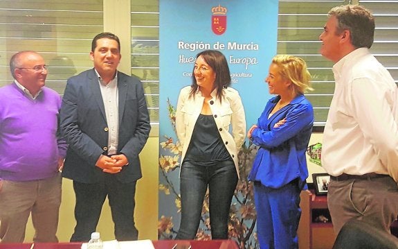 La alcaldesa y la consejera, sonrientes, antes de la reunión. 