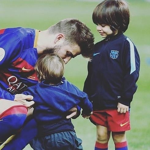 Piqué abraza a sus hijos.