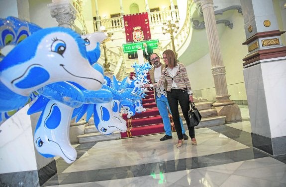 Patricio Hernández y Ana Belén Castejón, junto a la exposición, en el Palacio Consistorial.