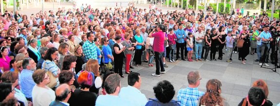 Centenares de vecinos acudieron ayer a la concentración convocada por el Ayuntamiento ante la nueva agresión machista.