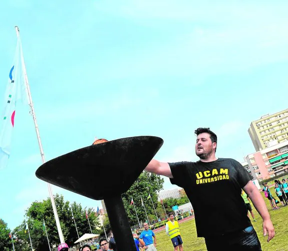 David Cal, ganador de cinco medallas olímpicas, enciende la llama en el pebetero instalado en la pista municipal de atletismo, ayer en Cartagena.