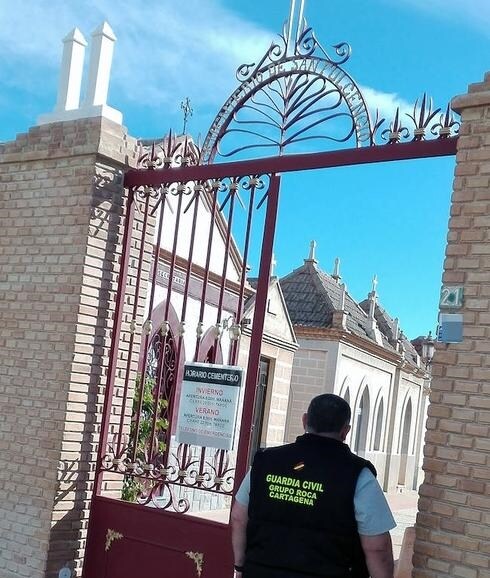 Un agente investiga los robos en el cementerio de Pozo Estrecho. 