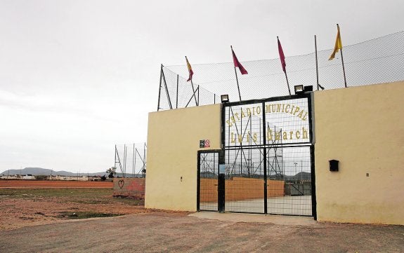 Entrada al campo de fútbol de La Aljorra, junto al que se construirá la nueva escuela. 