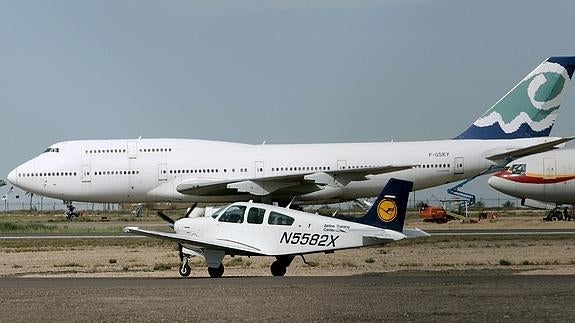 Un pasajero intenta abrir la puerta trasera del avión para fumarse un cigarrillo