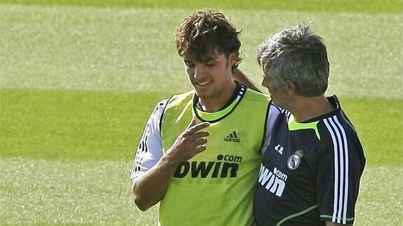 Mourinho y Pedro León en la temporada 2010-11.