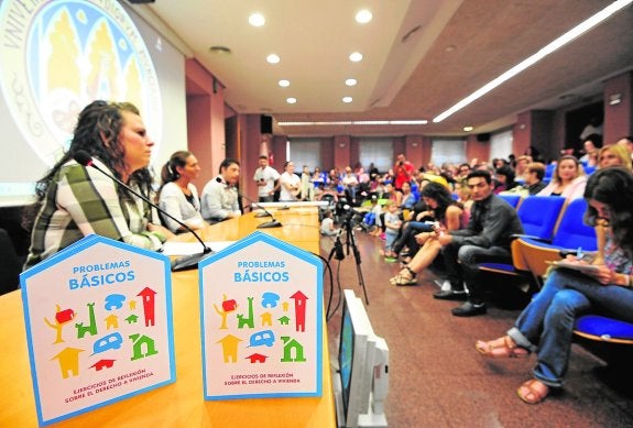Familias que habitan infraviviendas, ayer, narrando su situación en las jornadas de La Merced.
