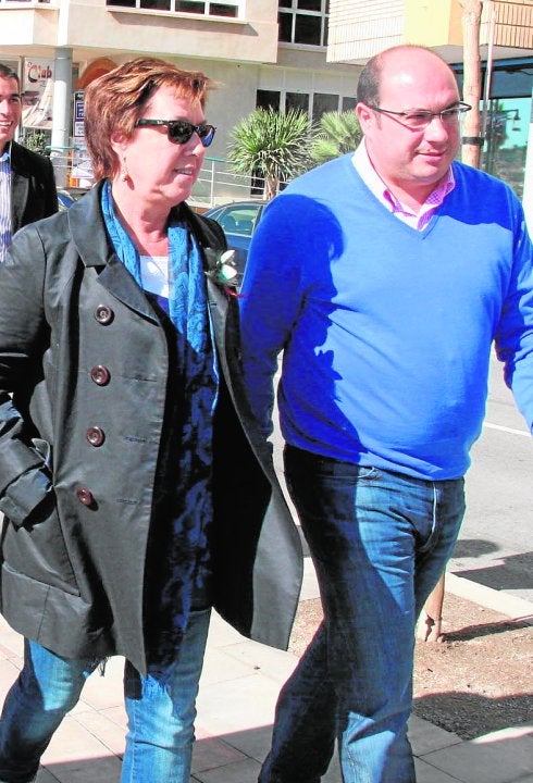 Pilar Barreiro y Pedro Antonio Sánchez, llegando juntos a un acto del Partido Popular en noviembre de 2011, en Lorca.
