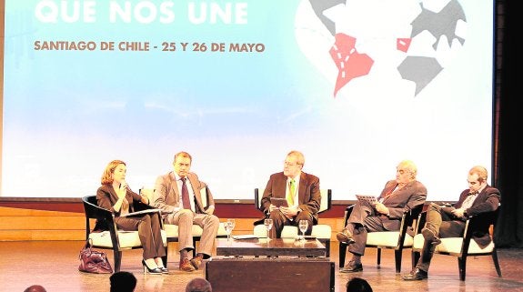 La alcaldesa de Logroño, Cuca Gamarra, durante el coloquio que protagonizó en Santiago de Chile. 