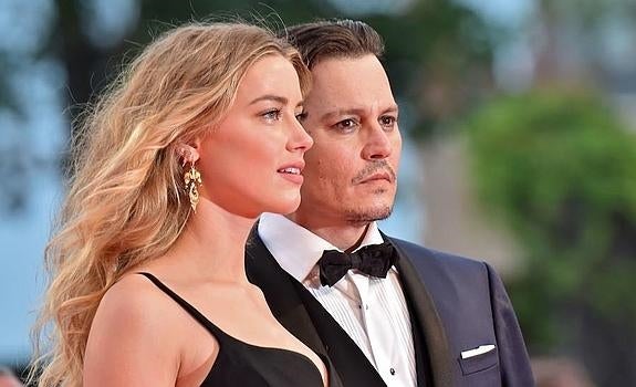 Johnny Depp y su esposa Amber Heard en el estreno de 'Black Mass' en el Festival de Venecia en 2015. 