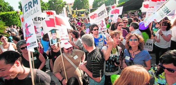 Los manifestantes, ayer, durante la concentración en la Glorieta de España, en Murcia.