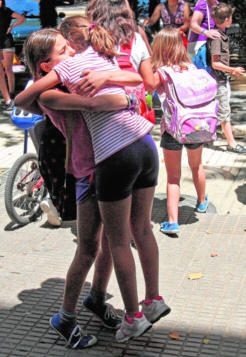 Dos alumnas de un colegio público de Cartagena se despiden a final de curso.