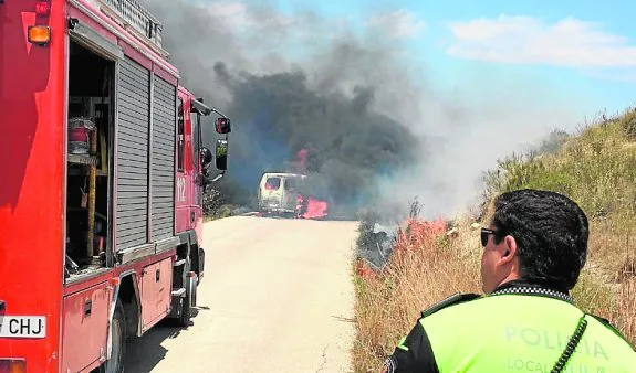 El incendio del vehículo en Mula. 