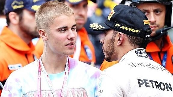 Justin Bieber se mete en el 'paddock' de Ferrari a beber champán con Hamilton