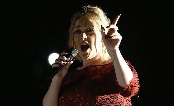 La cantante británica Adele durante la gala de los Grammy 2016. 