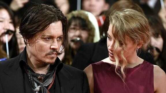 El actor Johnny Depp junto a Amber Heard en el estreno de 'Mortdecai' en Tokio, 2015. 