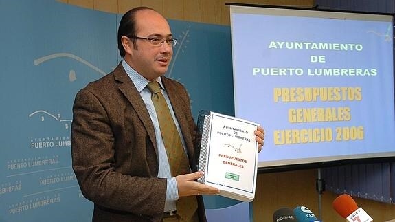 Pedro Antonio Sánchez, en una foto de 2006 cuando era alcalde de Puerto Lumbreras y presentó su proyecto de reforma de las pasarelas del municipio.