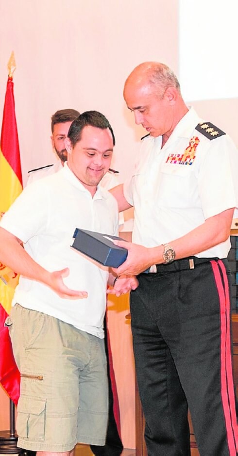 El vicealmirante Manuel de la Puente entrega una distinción especial a Pablo Garrido, atleta de la asociación ASIDO. 