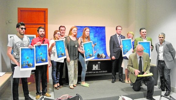 Los ganadores del sorteo junto a Jesús Pacheco, María Comas y Ángel Haro. 