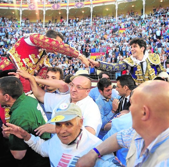 Manzanares y López Simón se felicitan a hombros.