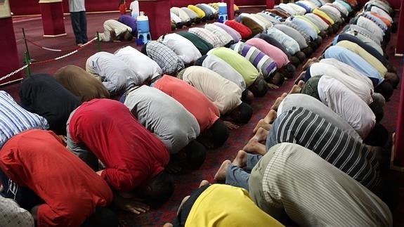 Varios musulmanes rezan durante el Ramadán en la mezquita del barrio de El Carmen.