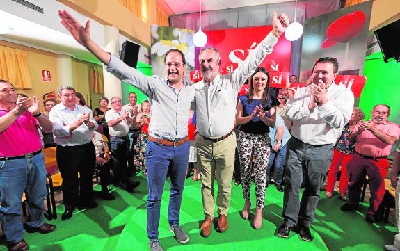 César Luena y Rafael González Tovar, con los brazos en alto en Mula. 