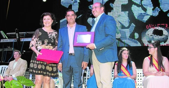 Pedro Antonio Sánchez sube a recibir su título. 