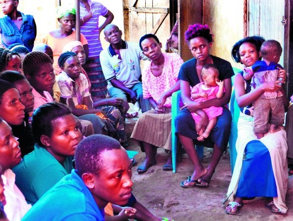 Vecinos del poblado de Mubende (Uganda) escuchan una charla sobre planificación familiar. 