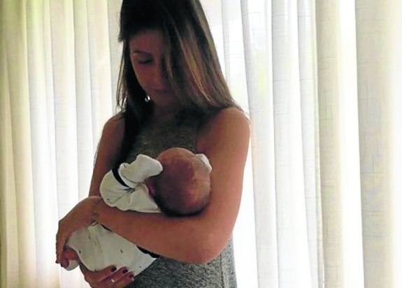 Irene Carbonero, hermana de Sara, sostiene a Lucas. :: instagram