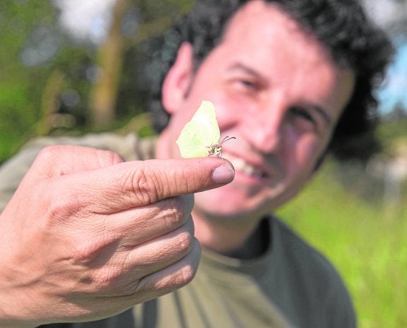 Juan José Román, el impulsor del proyecto, con una mariposa . 