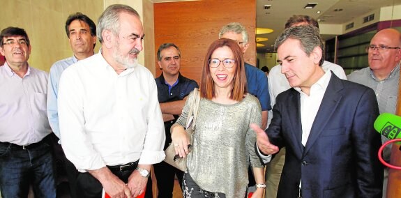 González Tovar, Ana Belén Castejón y Pedro Saura, con otros dirigentes socialistas. 