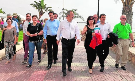 La exministra Narbona, junto a González Tovar, por el paseo marítimo de Los Alcázares.